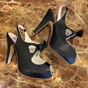 Pin Up Couture Bettie Shoes Size 8